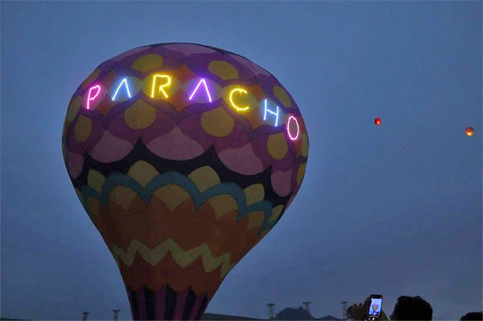 Elevación de globos de cantoya durante el festival en Paracho.