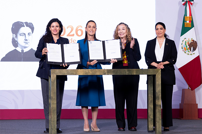 La presidenta Claudia Sheinbaum durante la firma de la iniciativa de ley contra el feminicidio.