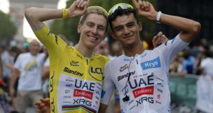 El ciclista esloveno Tadej Pogačar—ganador de la clasificación general y portador del maillot amarillo— y su compañero de equipo, el mexicano Isaac del Toro, mejor joven y portador del maillot blanco
