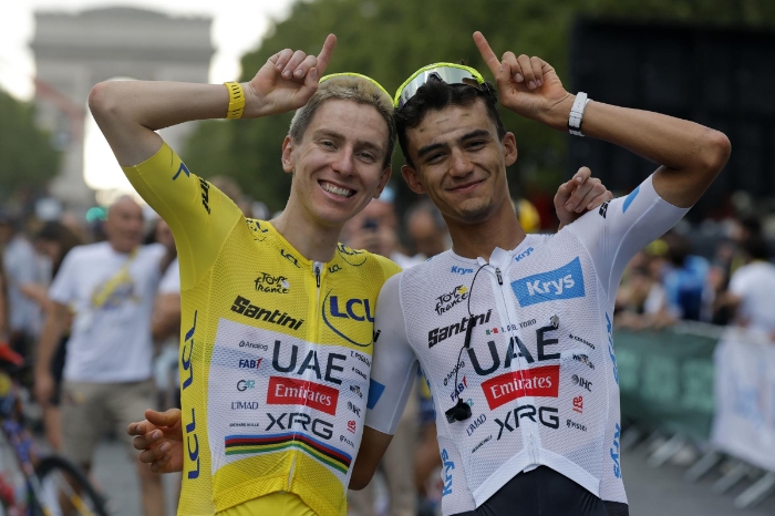 El ciclista esloveno Tadej Pogačar—ganador de la clasificación general y portador del maillot amarillo— y su compañero de equipo, el mexicano Isaac del Toro, mejor joven y portador del maillot blanco