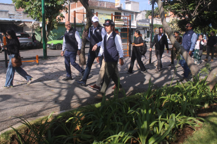 Alfonso Martinez Alcazar supervisando los ultimos detalles del Parque Lineal Avenida Quinceo