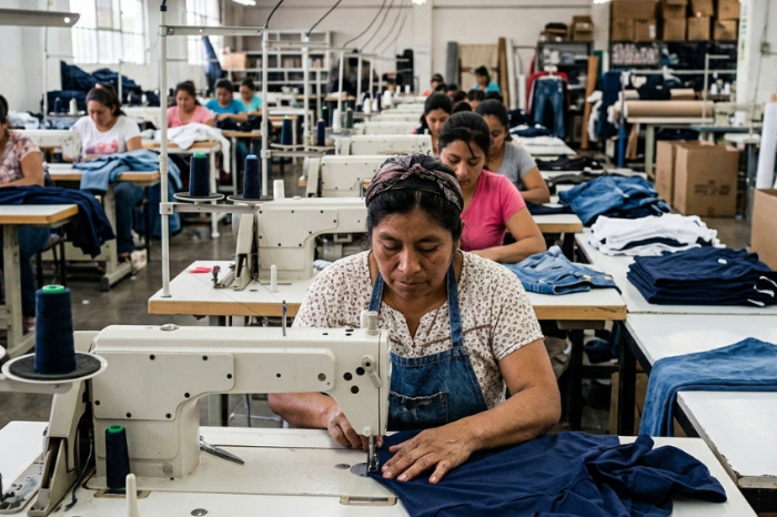 Mujeres trabajando en maquila textil.