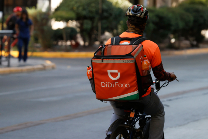 Repartidor de DiDi Food entregando comida