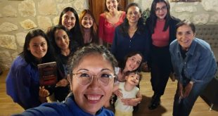 Grupo de mujeres reunidas en una mesa con libros abiertos y tazas de café