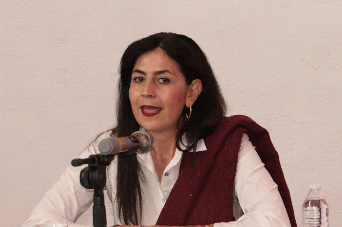 Gaby Molina en rueda de prensa anunciando sus recorridos como aspirante a la gubernatura de Michoacán por Morena.