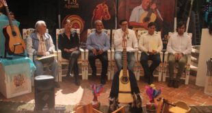 Taller de artesano laudero elaborando una guitarra de madera en Paracho Michoacán
