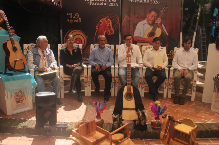 Taller de artesano laudero elaborando una guitarra de madera en Paracho Michoacán