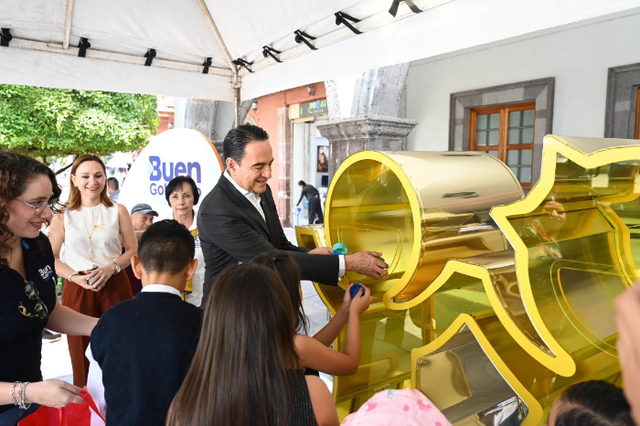 El presidente municipal Carlos Soto recibiendo la acreditación de Zamora como Municipio Dorado