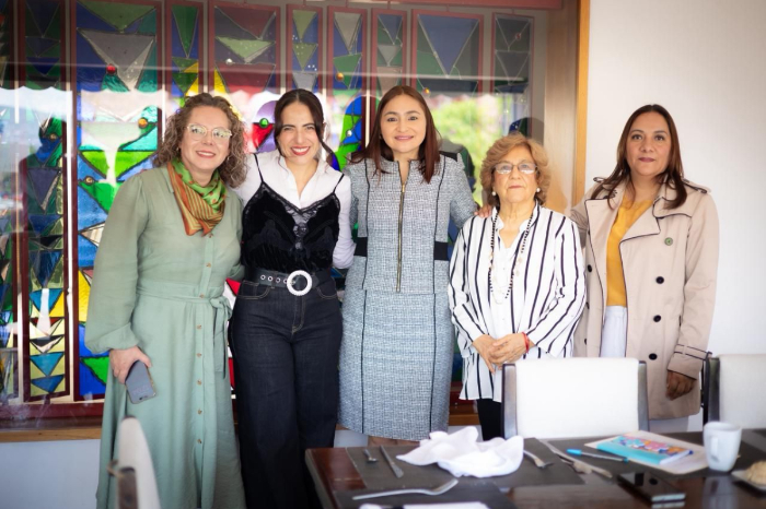 Giulianna Bugarini, coordinadora de Morena, junto a Rosario Berber Cerda, presidenta del Colegio de Abogadas de Michoacán.