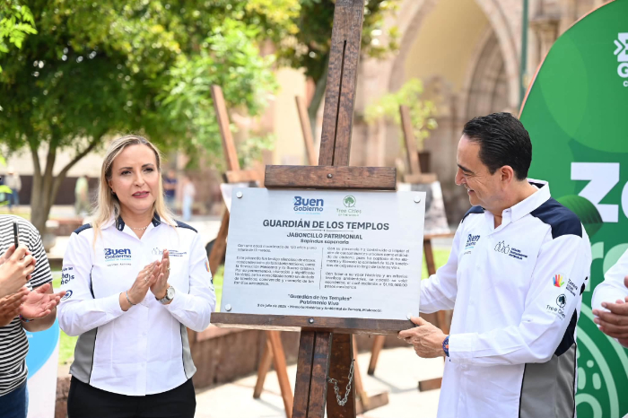 : Alcalde Carlos Soto encabezando la declaratoria de arbol patrimonial en Zamora