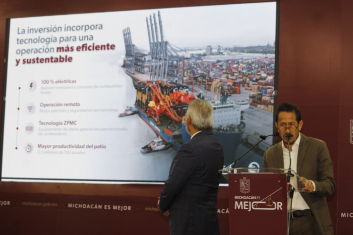 Nuevas grúas eléctricas ARTG operando contenedores en el Puerto de Lázaro Cárdenas.