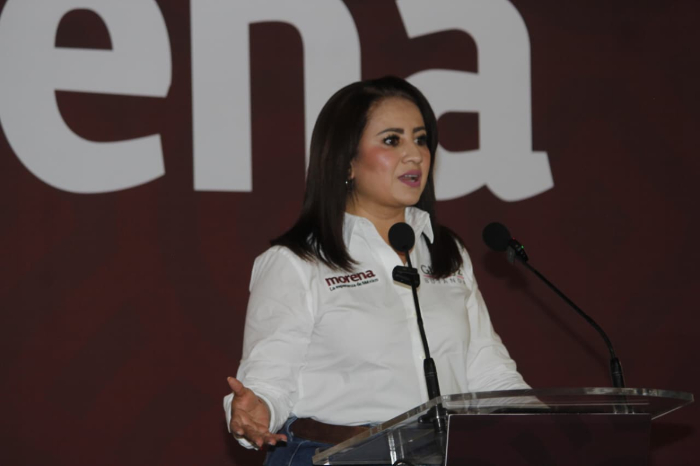 Gladyz Butanda durante una asamblea informativa de la Cuarta Transformación en Michoacán