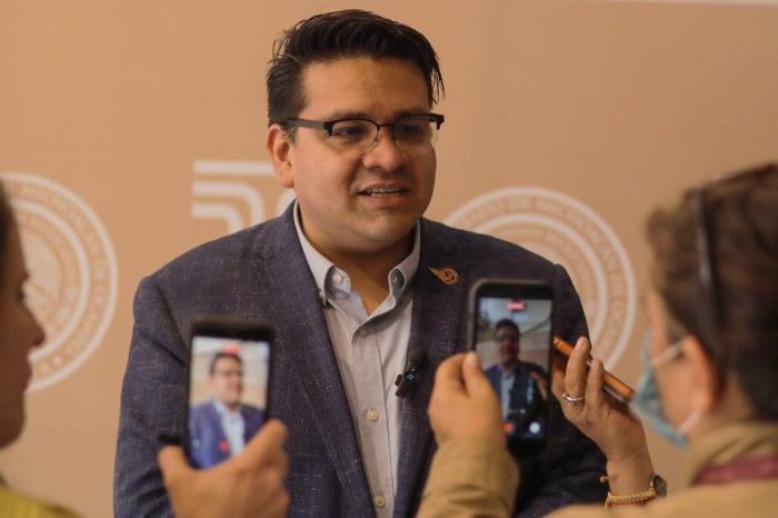 Diputado Toño Carreño Sosa presentando punto de acuerdo sobre licencias de paternidad en el Congreso