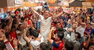 Aficionados españoles celebrando eufóricos el gol de Mikel Merino en el Mercado Little Spain de Nueva York