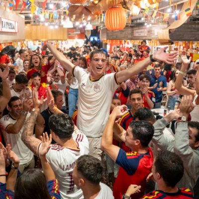 Aficionados españoles celebrando eufóricos el gol de Mikel Merino en el Mercado Little Spain de Nueva York