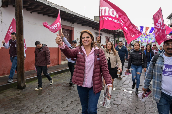Fabiola Alanís encabezando asamblea de Morena con simpatizantes en Michoacán