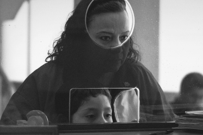 Actriz Teresita Sánchez en una escena en blanco y negro de la película Moscas de Fernando Eimbcke