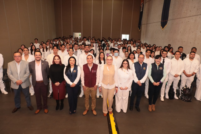 Rectora Yarabi Avila Gonzalez en ceremonia con egresados de Odontologia UMSNH