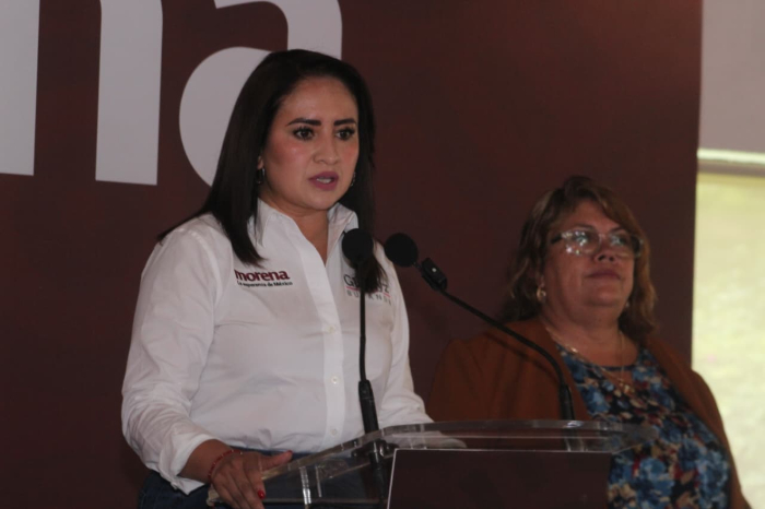 Gladyz Butanda en asamblea informativa