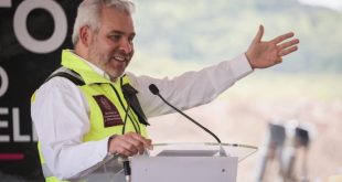 Maquinaria pesada iniciando obra de infraestructura carretera en Michoacán