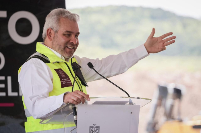 Maquinaria pesada iniciando obra de infraestructura carretera en Michoacán