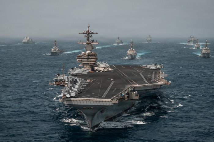 Destructor de la armada estadounidense vigilando el paso de buques en el golfo Pérsico