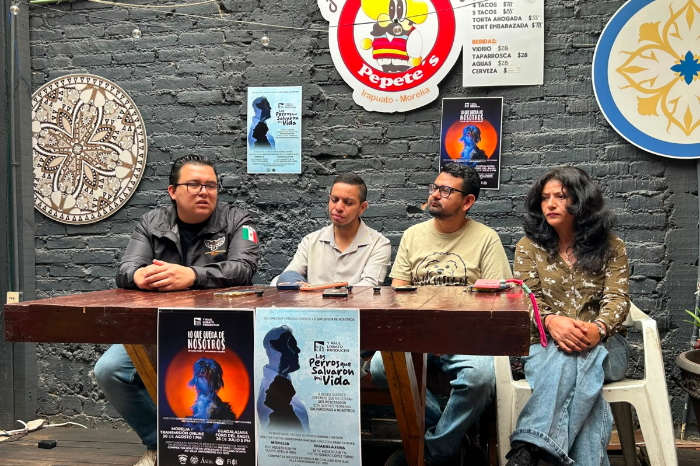Activistas animalistas en rueda de prensa pidiendo investigar la desaparición de perros en la FGE Michoacán.