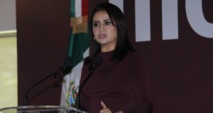 Gladyz Butanda en rueda de prensa hablando sobre sus recorridos por municipios de Michoacan