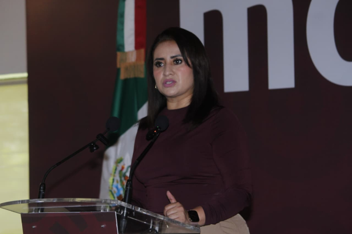 Gladyz Butanda en rueda de prensa hablando sobre sus recorridos por municipios de Michoacan