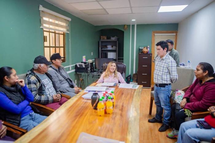 Reunión de autoridades municipales con vecinos para trámites de regularización en Michoacán.