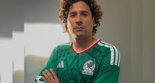 El guardameta Guillermo Ochoa con el uniforme de la Selección Mexicana en un partido oficial.