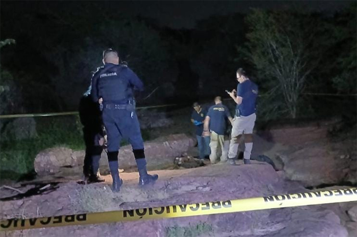 Elementos de la Fiscalía realizando labores en el área donde fue localizado un cuerpo en Huetamo.