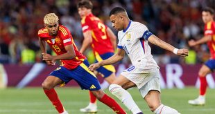 Jugadores de Francia y España disputando un balón en un encuentro oficial.