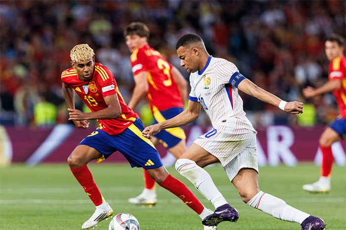 Jugadores de Francia y España disputando un balón en un encuentro oficial.
