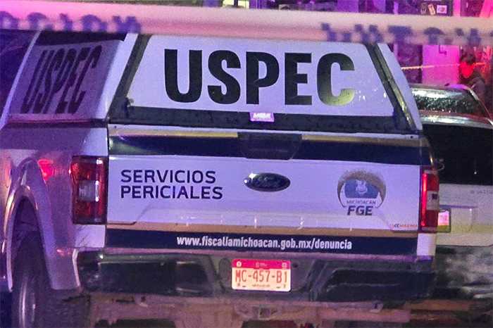 Elementos de la Fiscalía realizan peritajes en el domicilio de Cuto del Porvenir donde ocurrió el homicidio.