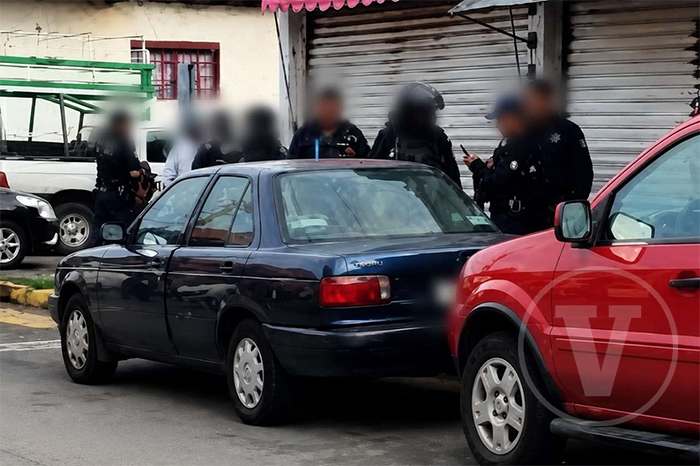 Elementos de seguridad resguardando la zona del crimen en el centro de Uruapan.