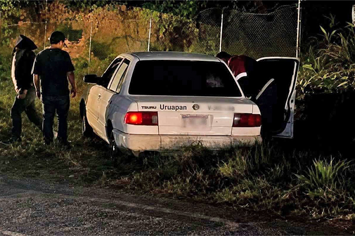 Escena del crimen en el Fraccionamiento Los Viñedos tras el ataque a un taxista en Uruapan.