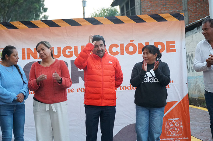 Autoridades municipales y vecinos durante la inauguración del andador peatonal en Las Canoas, Charo.