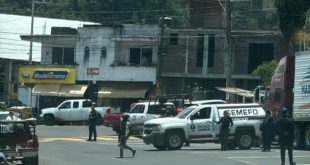 Unidades de emergencia y elementos de seguridad acordonando una zona de acceso vial en Michoacán.