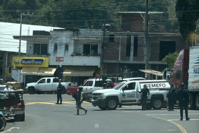 Unidades de emergencia y elementos de seguridad acordonando una zona de acceso vial en Michoacán.