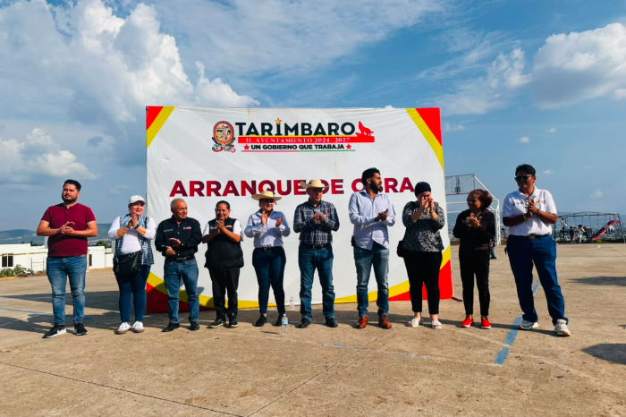 Autoridades municipales y vecinos durante el arranque de obra en espacios deportivos de Michoacán.