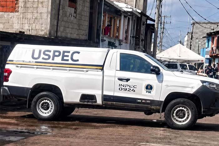Elementos de la Fiscalía General del Estado trabajando en la escena del crimen en Erongarícuaro.