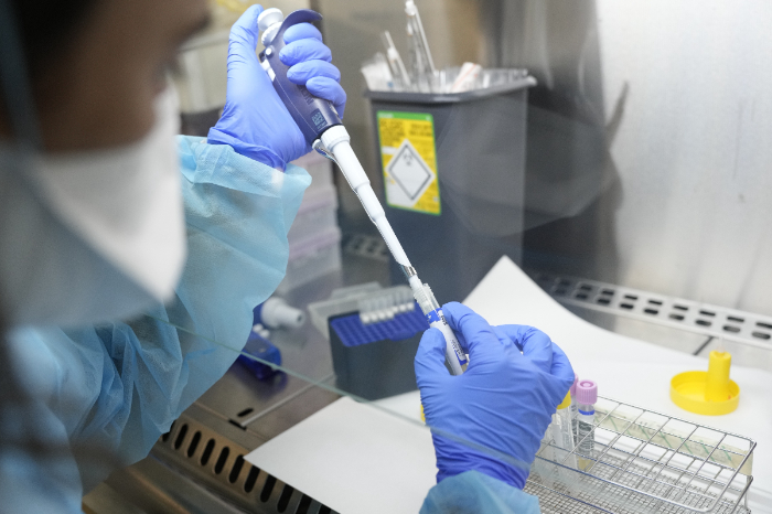 Personal médico trabajando en laboratorios y programas de prevención sanitaria.