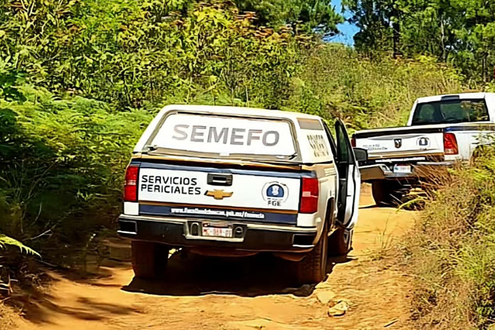 Peritos de la Fiscalía trabajando en una brecha de terracería tras hallazgo de un cuerpo.