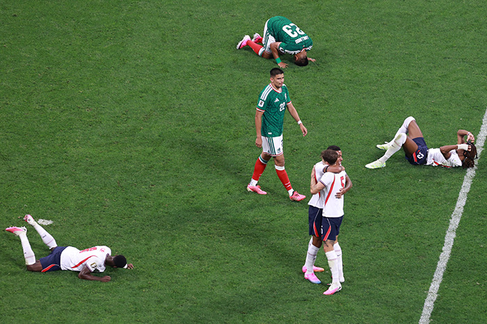 Jugadores de México lamentando la eliminación en la Copa Mundial 2026 ante Inglaterra