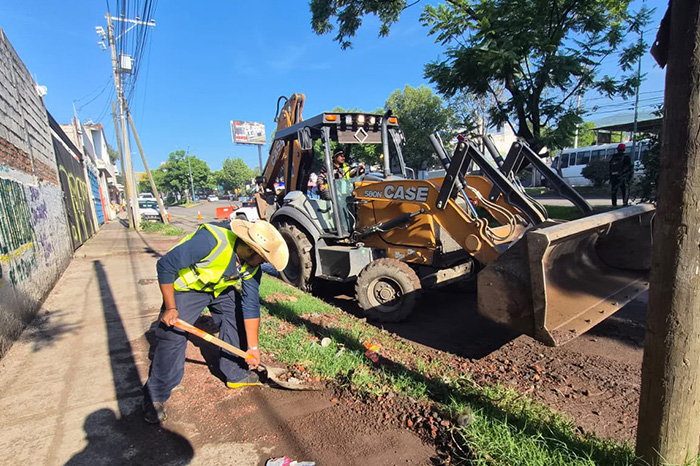 Personal y maquinaria retirando residuos y material pétreo en la avenida Madero Poniente en Morelia.