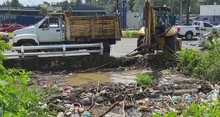 Maquinaria pesada retirando desechos y troncos del Dren Barajas en Morelia.