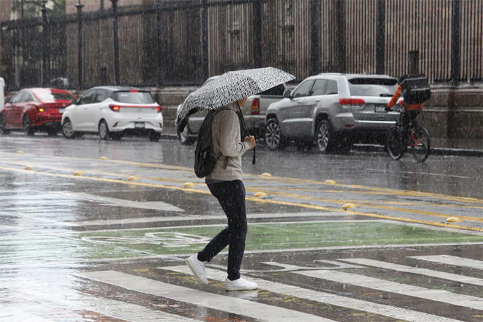 Intensas lluvias en una vialidad urbana de Michoacán durante la temporada de precipitaciones.