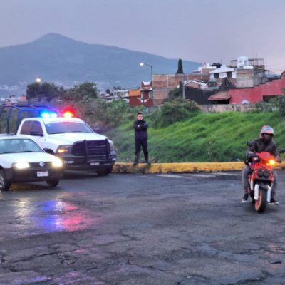Unidades de seguridad y acordonamiento perimetral a lo largo de un cauce fluvial en Michoacán.