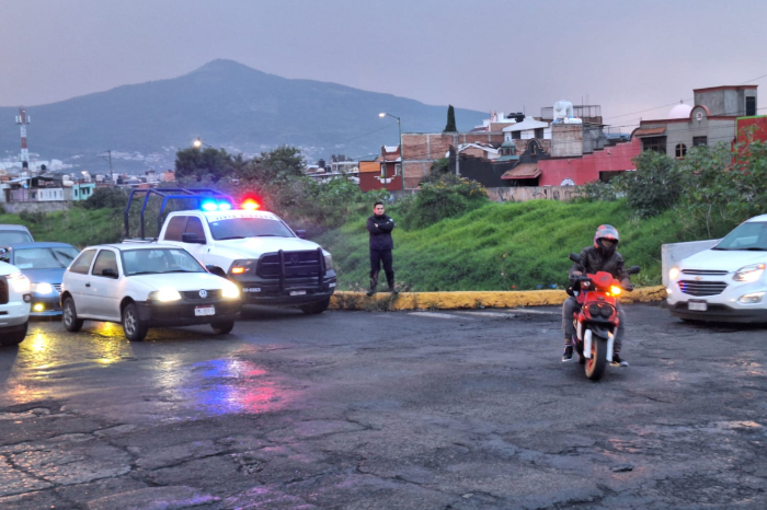 Unidades de seguridad y acordonamiento perimetral a lo largo de un cauce fluvial en Michoacán.
